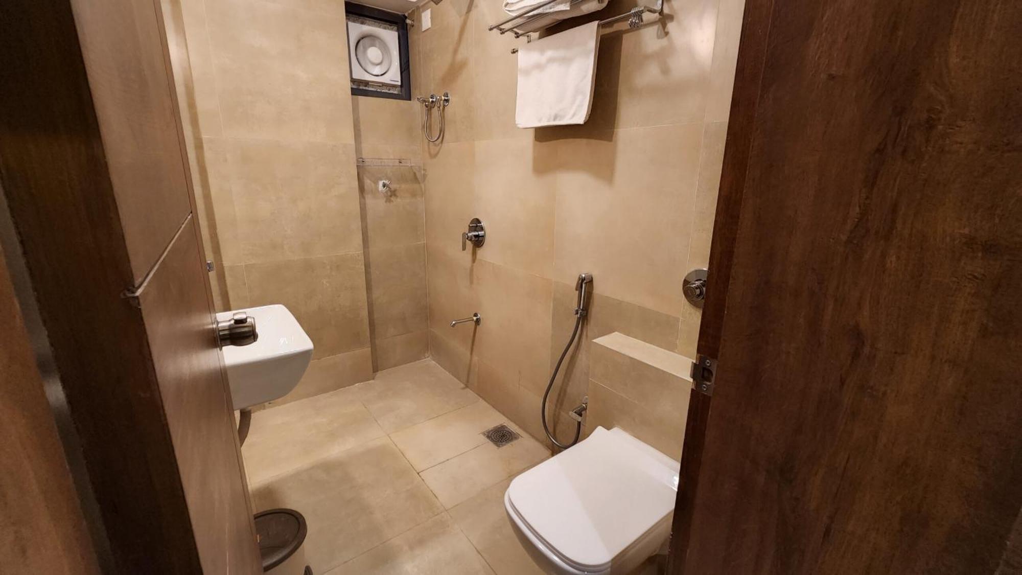 Hotel Crystal Inn Plaza Delhi Airport 뉴델리 외부 사진