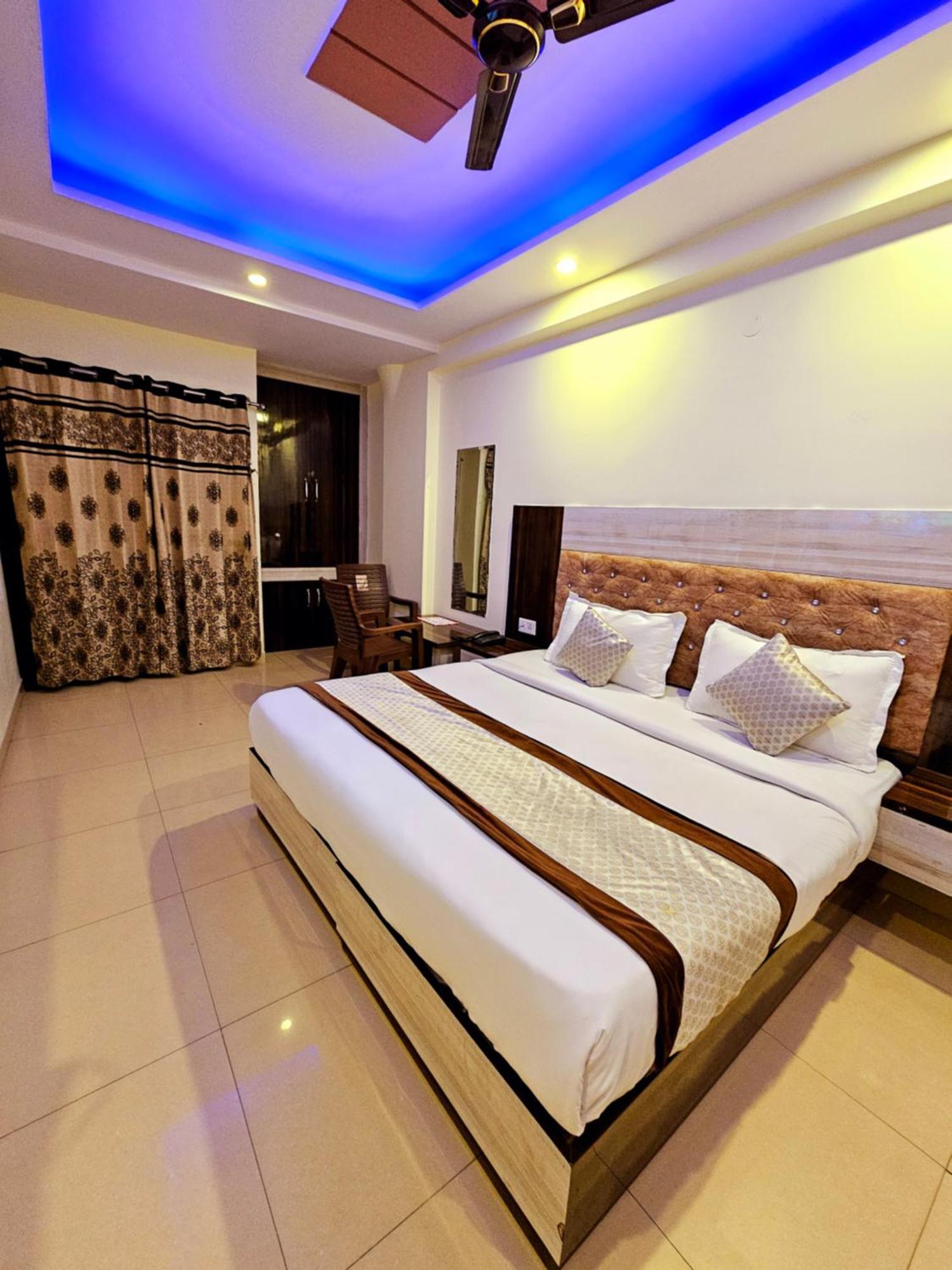 Hotel Crystal Inn Plaza Delhi Airport 뉴델리 외부 사진